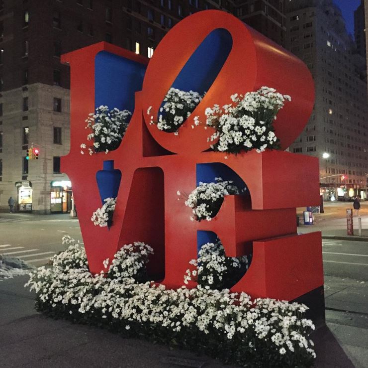 installazione floreale di lewis miller su scultura love robert indiana a new york
