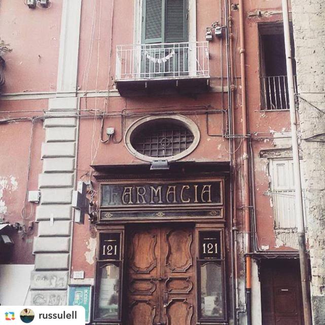 portone di una farmacia storica a Napoli