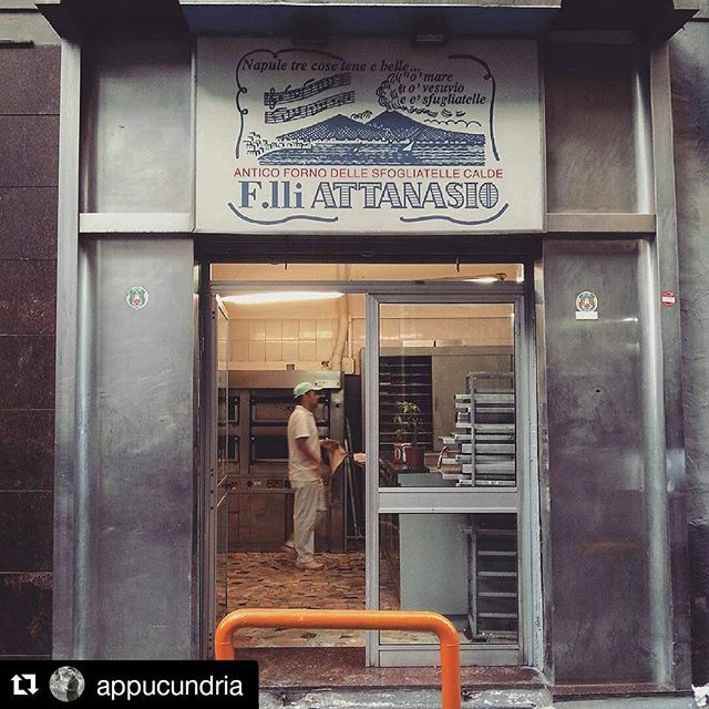 Insegna dei fratelli Attanasio antico forno sfogliatelle a Napoli