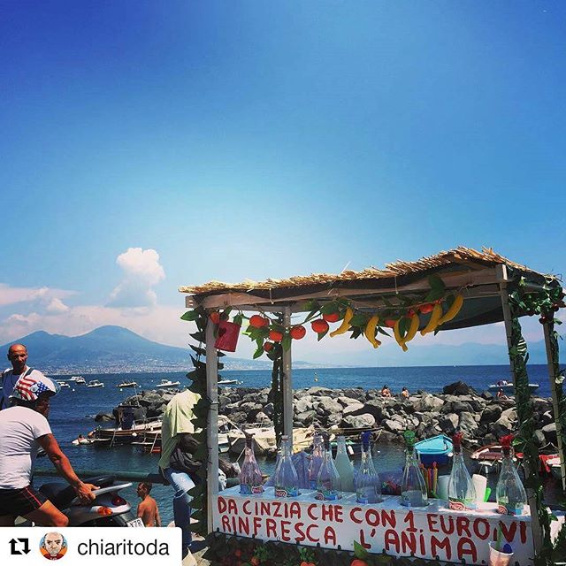 chiosco di granite a Napoli con Vesuvio sullo sfondo