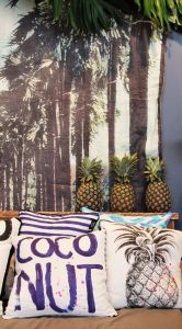 cuscini con ananas per stile tropical in quattro mosse