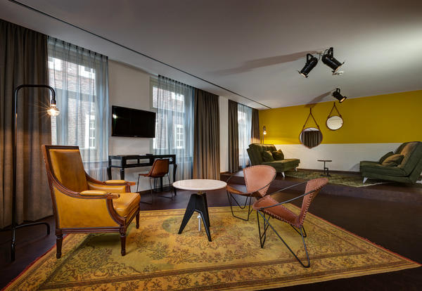 vista della stanza dell'hotel in stile vintage di amsterdam