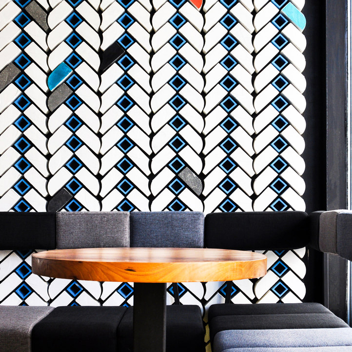 Dettaglio della parete in mattoni a spina di pesce dell'italian wine bar Boccabuona di Pechino