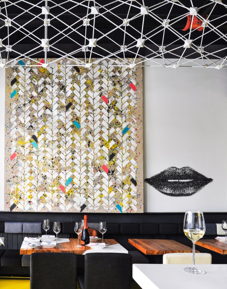 Opera d'arte con stencil del pattern di mattoni a spina di pesce sulla parete dell'italian wine bar Boccabuona di Pechino