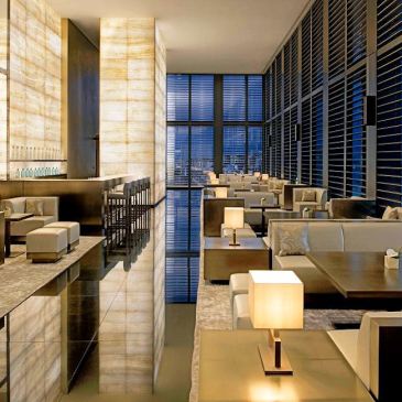 vista della sala con tavoli dell'Armani Bamboo bar nell'armani hotel di Milano