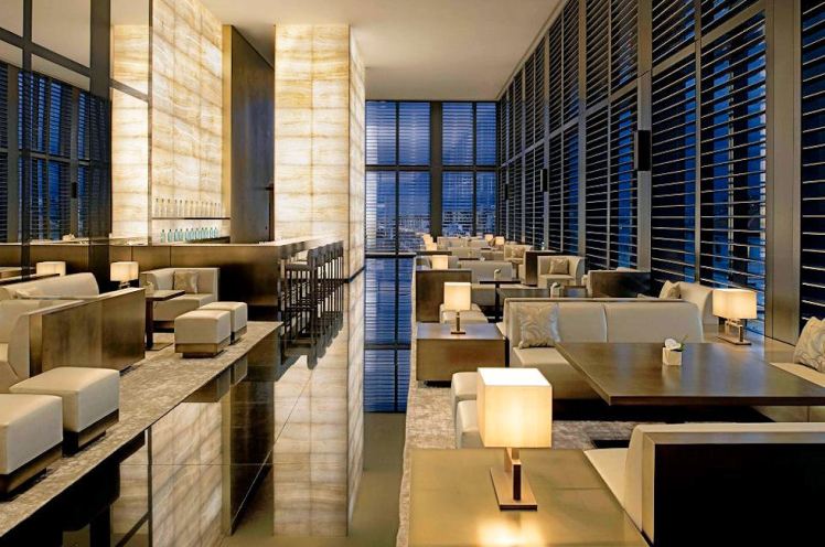 vista della sala con tavoli dell'Armani Bamboo bar nell'armani hotel di Milano