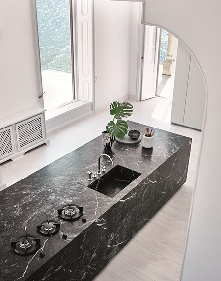 balizroom-interiorblog-cucina con isola-marmo nero-piano cottura