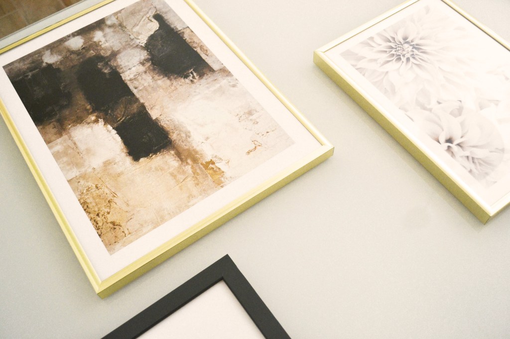 Stampe dorate e beige di poster store