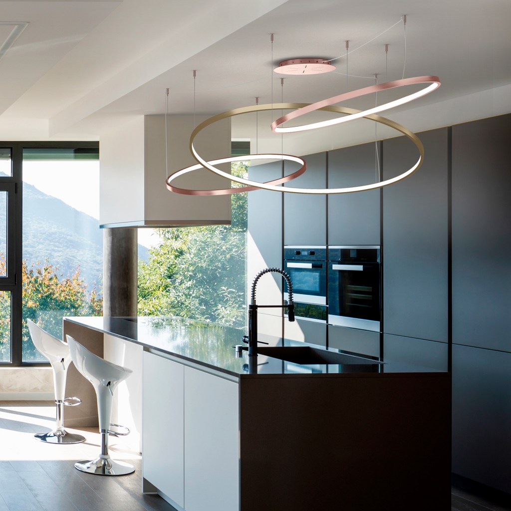 lampadario dorato sospeso con cerchi in cucina